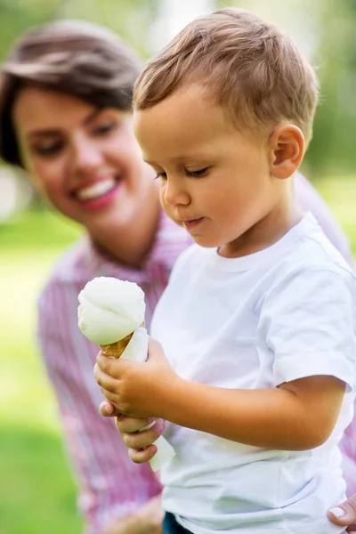 Pequeño niño comiendo helado con la madre en verano —  Fotos de Stock