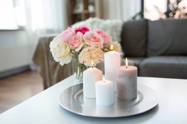 Velas queimando na mesa e flores em casa acolhedora — Fotografia de Stock