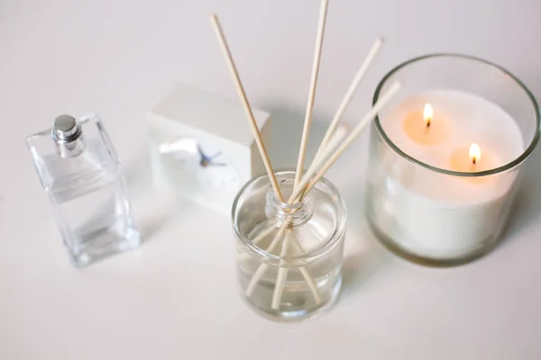 Difusor de palheta de aroma, vela ardente e perfume — Fotografia de Stock