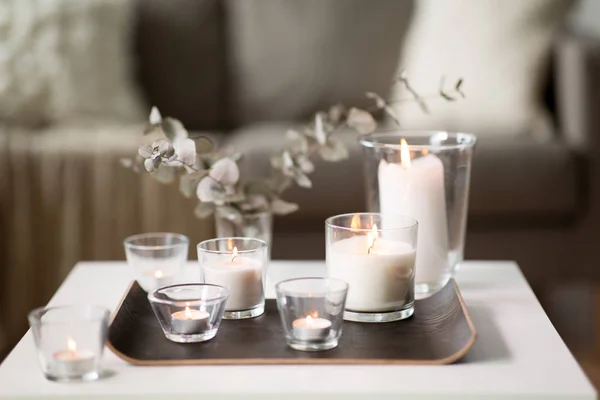 Queimando velas fragrância na mesa em casa aconchegante — Fotografia de Stock