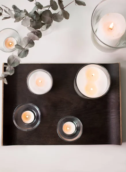 Kerzen und Eukalyptuszweige auf dem Tisch — Stockfoto