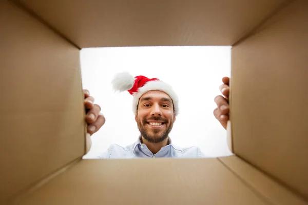 Glücklicher Mann öffnet Paketkasten oder Weihnachtsgeschenk — Stockfoto