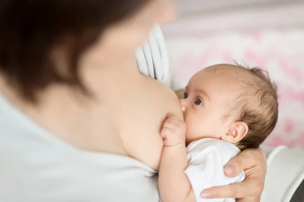 Közelről az anya a szoptatás újszülött baba — Stock Fotó