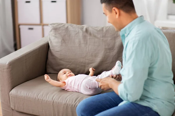 Orta yaşlı baba evde bebek ile oynuyor — Stok fotoğraf