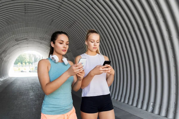 Mujeres o amigas con smartphones —  Fotos de Stock