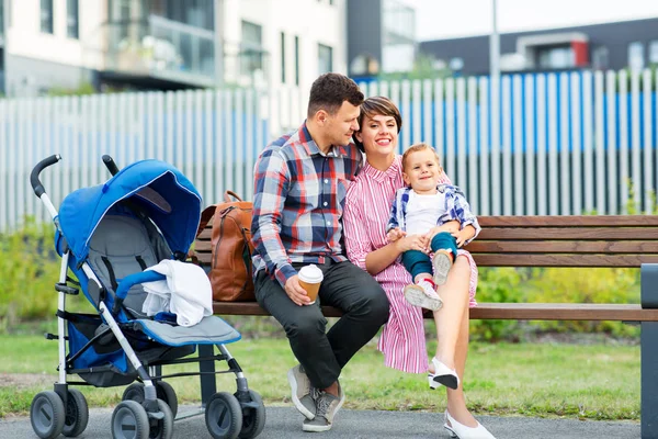 Сім'я з дитиною в колясці і кава в місті — стокове фото