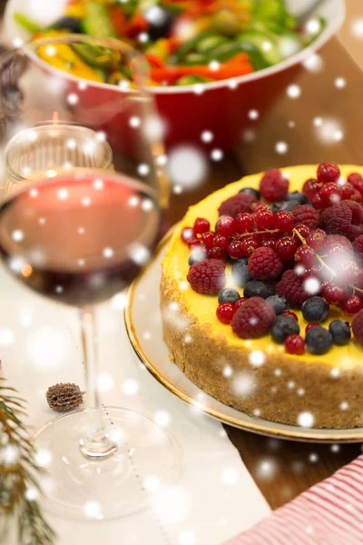 Primer plano de la torta y otros alimentos en la mesa de Navidad — Foto de Stock