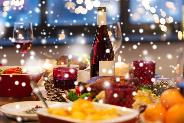 Alimentos e bebidas na mesa de Natal em casa — Fotografia de Stock