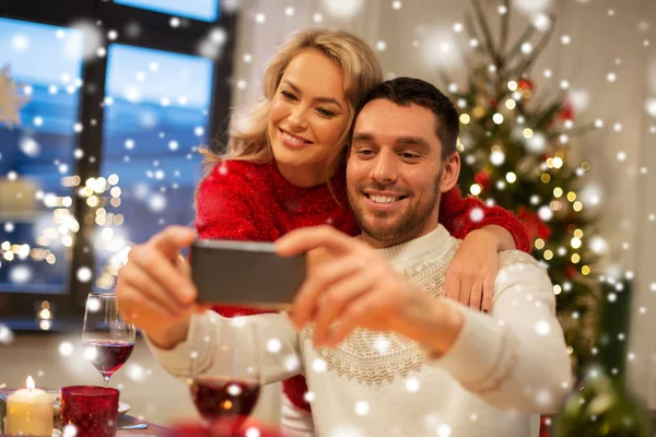 Casal feliz tomando selfie no jantar de Natal — Fotografia de Stock