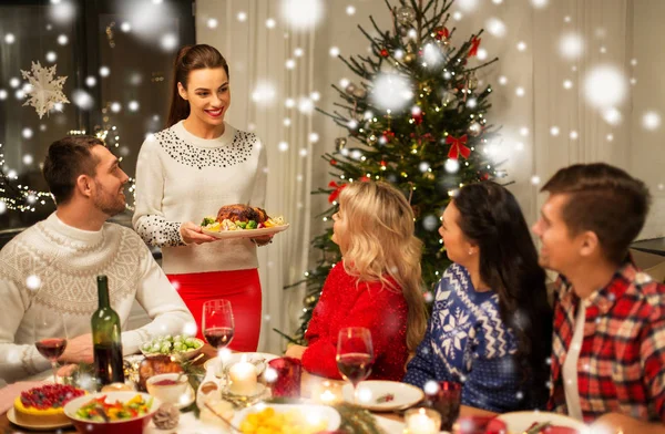 Boldog barátok karácsony vacsora otthon — Stock Fotó