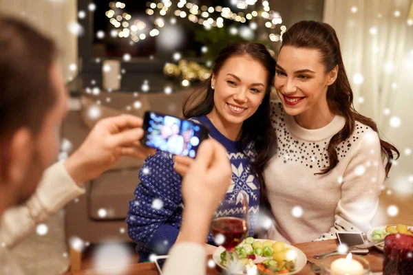 Amigos que têm jantar de Natal e tirar fotos — Fotografia de Stock