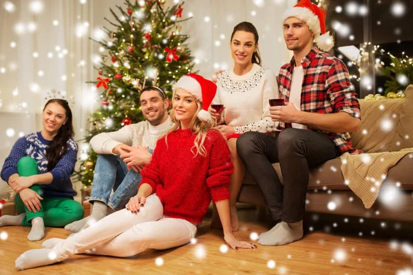 Amigos comemorando o Natal e beber vinho — Fotografia de Stock