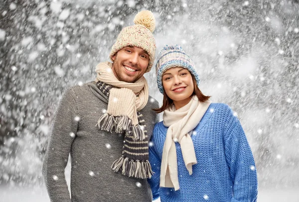 Счастливая пара в зимней одежде по снегу — стоковое фото