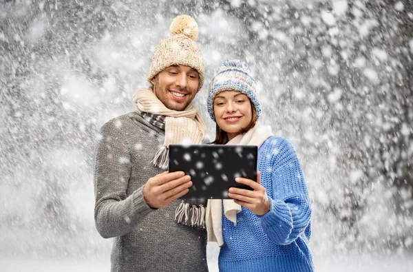 Pareja en ropa de invierno con tablet — Foto de Stock