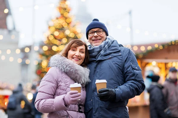 Senior paar met koffie op kerstmarkt — Stockfoto