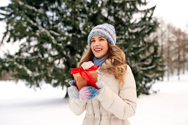 Feliz joven con regalo de Navidad en invierno —  Fotos de Stock