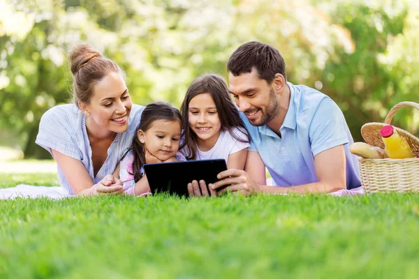 Familie mit Tablet-PC beim Picknick im Sommerpark — Stockfoto