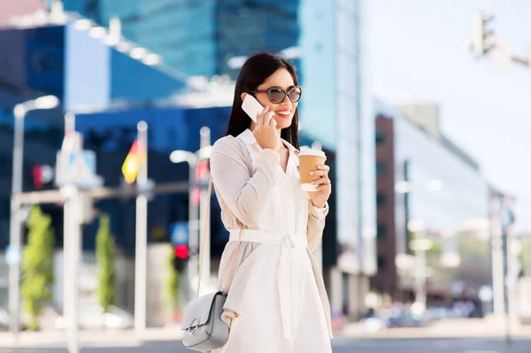 Leende asiatisk kvinna ringer på smartphone i City — Stockfoto