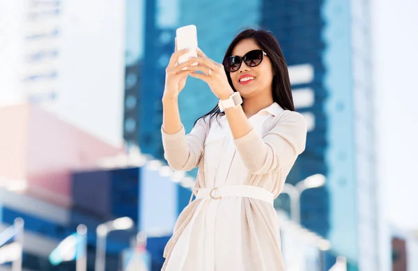 Aziatische vrouw het nemen van selfie met smartphone in stad — Stockfoto