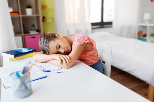 Estudante cansado menina dormindo na mesa em casa — Fotografia de Stock