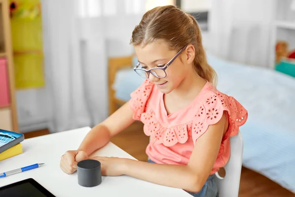 Student meisje met behulp van smart speaker thuis — Stockfoto