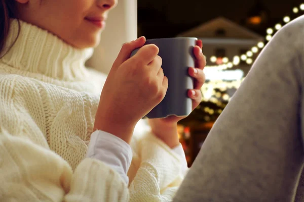 Närbild av tjej med Temugg sittande vid fönster — Stockfoto