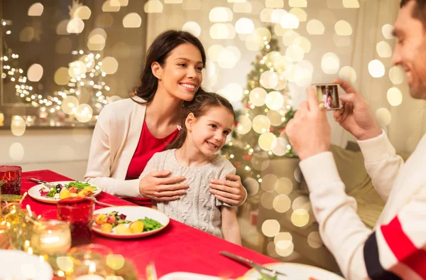 Famille heureuse prenant des photos au dîner de Noël — Photo