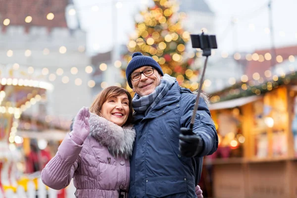 Couple de personnes âgées prenant selfie au marché de Noël — Photo