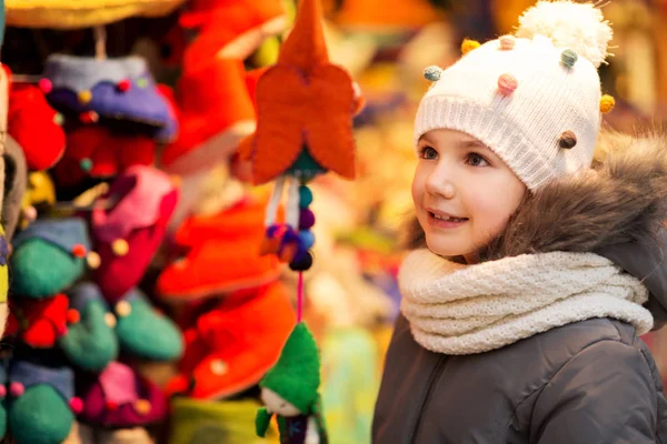 Heureuse petite fille au marché de Noël en hiver — Photo