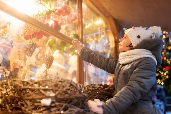 Fille choisissant décorations de Noël au marché — Photo
