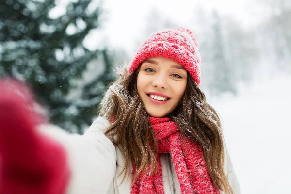 Χαμογελαστή γυναίκα παίρνοντας selfie σε εξωτερικούς χώρους το χειμώνα — Φωτογραφία Αρχείου