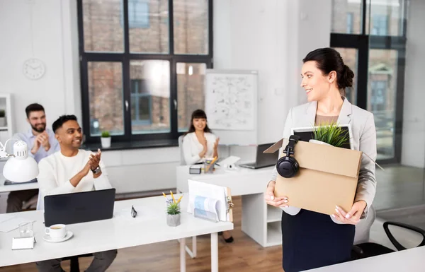 Collega's applauwerden aan vrouwelijke kantoormedewerker — Stockfoto