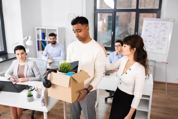 Kollegin verabschiedet traurig gefeuerten männlichen Büroangestellten — Stockfoto