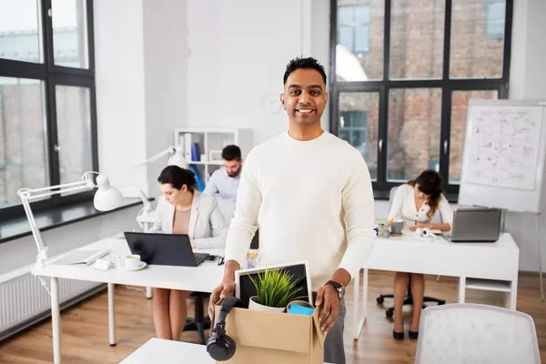 Lycklig manlig kontorsarbetare med personliga grejer — Stockfoto