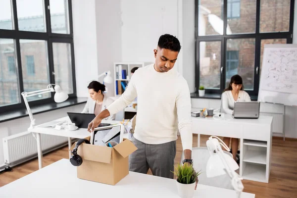 Triste congédié employé de bureau emballage choses personnelles — Photo