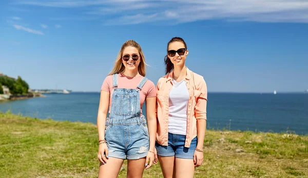 Adolescentes o mejores amigos en la playa en verano — Foto de Stock