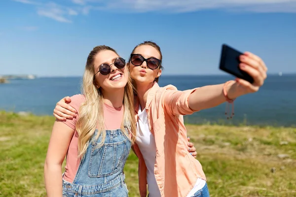 Teenage girls or friends taking selfie in summer — Stock Photo, Image