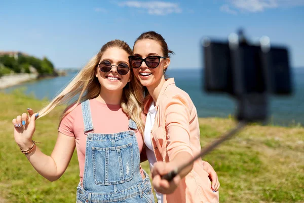 Tinédzser lányok vagy barátok selfie nyáron — Stock Fotó