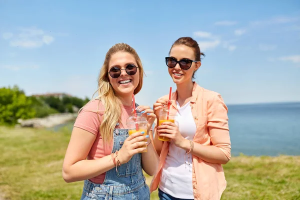 夏に飲み物を持つ十代の女の子や友人 — ストック写真