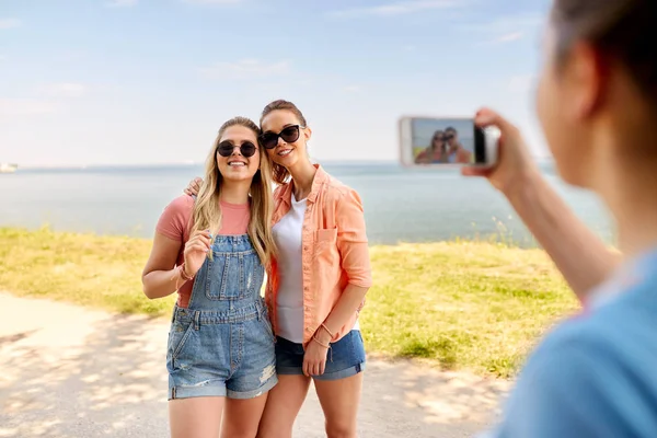 Chicas adolescentes o mejores amigos siendo fotografiados —  Fotos de Stock