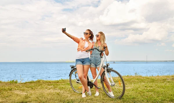 Adolescentes con bicicleta tomar selfie en verano —  Fotos de Stock