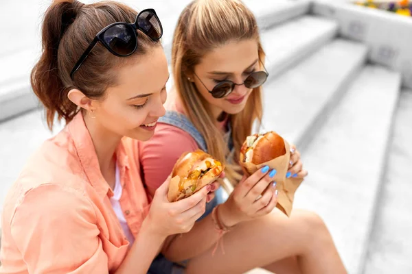 Adolescentes o amigos comiendo hamburguesas al aire libre —  Fotos de Stock