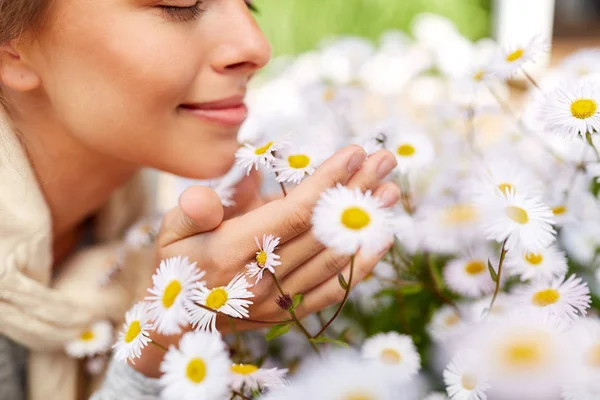 Κοντά στην χαρούμενη γυναίκα που μυρίζετε λουλούδια χαμομηλιού — Φωτογραφία Αρχείου