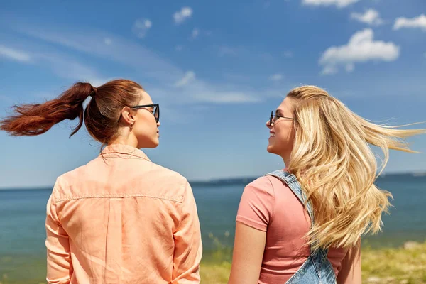 Meninas adolescentes ou melhores amigos à beira-mar no verão Fotos De Bancos De Imagens