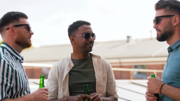 Heureux amis masculins boire de la bière à la fête sur le toit — Video