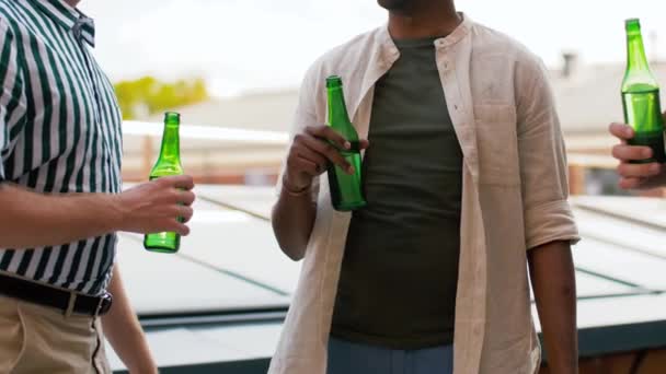 Boldog férfi barátai ivott sört a tetőn fél — Stock videók