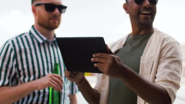 Men with tablet pc drinking beer on rooftop — Stock Video