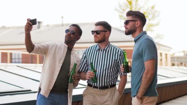 Мужчины пьют пиво и делают селфи на смартфоне — стоковое видео