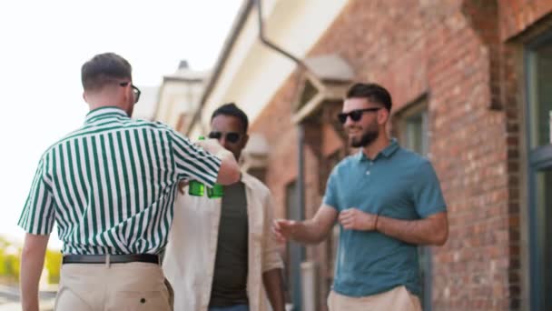 Ευτυχισμένοι άνδρες φίλοι πίνοντας μπύρα στο πάρτι στην ταράτσα — Αρχείο Βίντεο