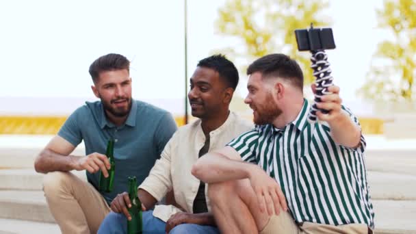 Mannen die bier drinken en selfie nemen met de smartphone — Stockvideo